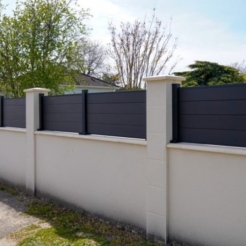 Daszki betonowe na ogrodzenie — jak wybrać te odpowiednie?